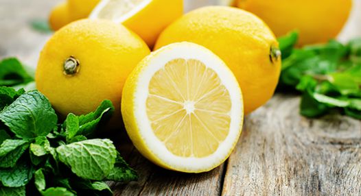 6 důvodů, proč je voda s citronem zázračná pro naše zdraví